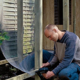 Diy hønsehus: Volierenettet spændes ud Diy hønsehus: Volierenettet spændes ud